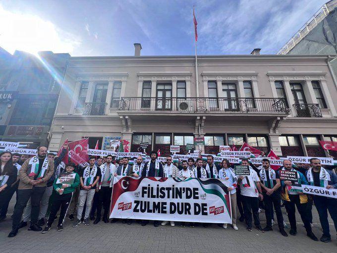 <p><strong>"AK GENÇLİK OLARAK #SAYSTOP DEMEYE DEVAM EDECEĞİZ"</strong></p>
<p>"SayStop" yürüyüşünün ardından açıklamalarda bulunan AK Parti Gençlik Kolları mensupları; Bu vatanın gençleri olarak hem kültürü hemde uluslararası değerlere olan bağlılığın bir sonucu olarak Gazze'de yapılan insan hakları ihlallerinin dimdik karşısısında olduklarını belirterek, Gazze'den günlerdir yükselen acı feryatlara, akan onca masum kana, dökülen göz yaşlarına seyirci kalamayan; mazlum ve masum coğrafyalar için her fırsatta hakkı ve hakikati haykıran AK Gençlik olarak #SayStop demeye devam edeceklerini belirttiler.</p>