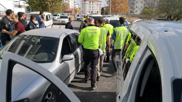 <p>Alkollü sürücü ifadesi alınmak üzere polis merkezine götürüldü.</p>
