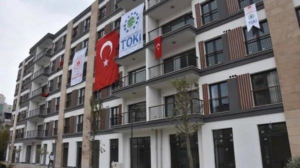 <p> 99 yapının acil yıkılmasına karar verildi. Kent genelindeki 632 ağır hasarlı, 580 orta hasarlı, 7 bin 768 yapının ise az hasarlı olduğu belirlendi.</p>