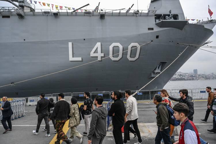<p>TCG Anadolu'ya vatandaşların ve öğrencilerin ziyaretleri sürüyor.</p>