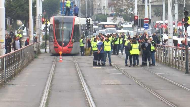<p>Tramvayın yol geçidinde arızalanması nedeniyle bazı yollar da trafiğe kapatıldı.</p>