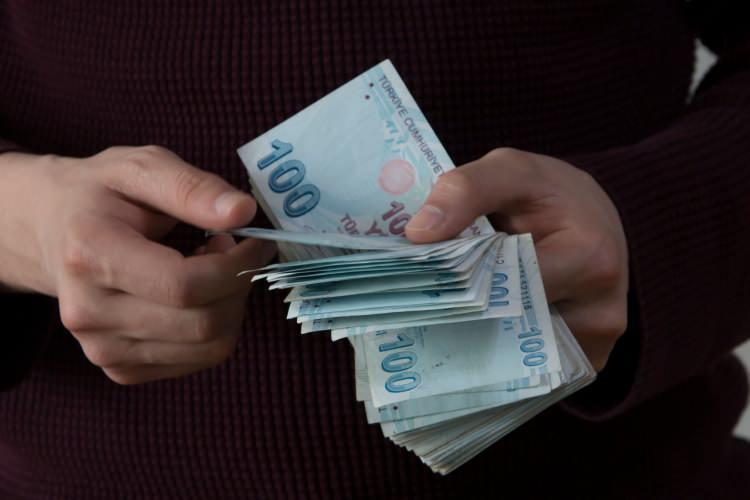 <p><strong>"MEMURLARA TOPLU SÖZLEŞMEYE GÖRE YÜZDE 49,46 ARTIŞ YAPILACAK"</strong></p>
<p>Ankara Yıldırım Beyazıt Üniversitesi Öğretim Görevlisi Tarkan Zengin, TRT Haber'de konuya ilişkin değerlendirmesinde şunları kaydetti;</p>