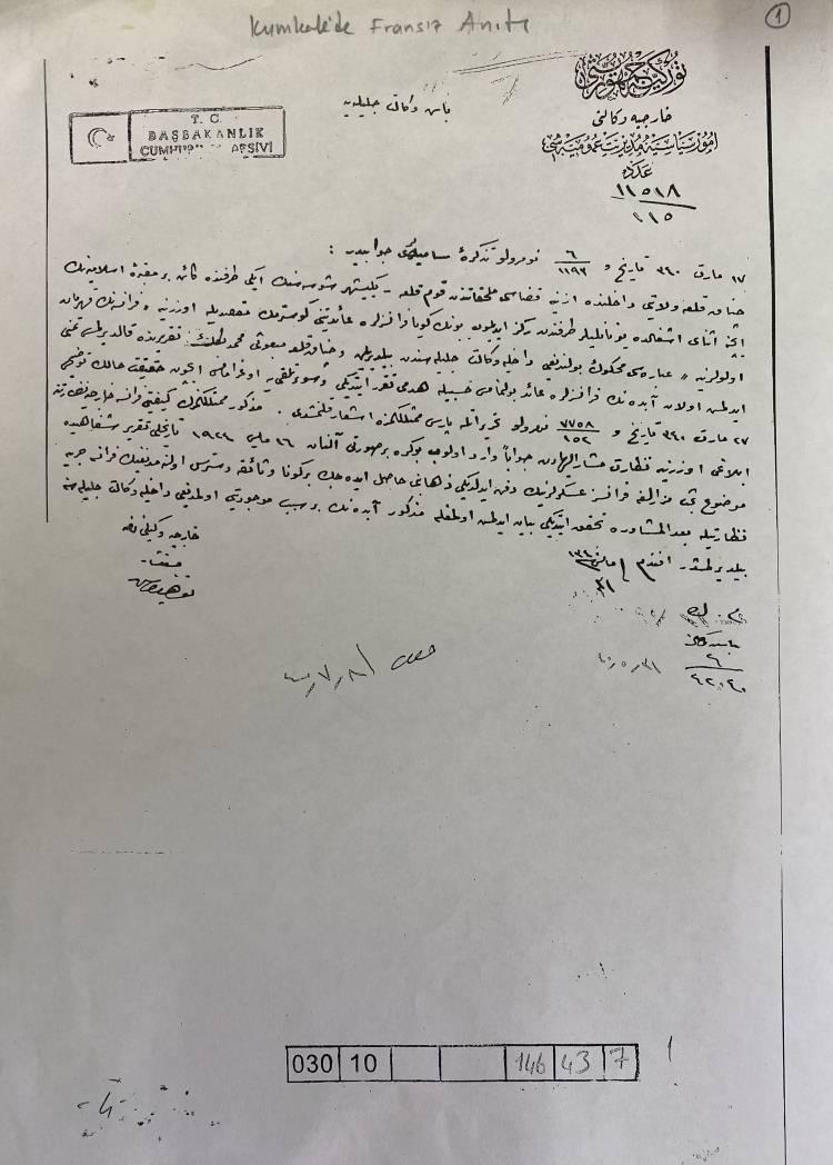 <p> Türkiye Millet Meclisi bu konuyu gündemine aldı. Yapılan araştırmalarda özellikle bu konuyla ilgili olarak Türkiye Cumhuriyeti’nin Dışişleri Bakanlığı, Fransız Dışişleri Bakanlığına ve ayrıca Savaş Bakanlığına bu konu soruldu. ‘Burada herhangi bir anıt yaptınız mı. Böyle bir anıtınız var mı’ diye. Oradan gelen cevapla ‘1924 yılında Fransızların Kumkale bölgesinde bir anıt yapmadıkları ve herhangi bir mezarlıkları da bulunmadığı, ayrıca Fransız askerlerinin Türk mezarlığına da gömülmediği’ şeklinde bir cevap verdiler. Bunun üzerine Türkiye Büyük Millet Meclisi durumu Başbakanlığa bildirdi ve bu anıtın bir an evvel yıkılmasını talep etti. Orada bulunan Yunanlıların sahte Fransız Anıtı 1924 yılında yıkılmıştır. Ama bu bilgiler halk arasında hep 'orada bir Fransız Anıtı vardı, o Fransız Anıtı’nı Türkler yıktı' şeklinde günümüze gelmiştir. Hatta zaman zaman 'bu anıtı da biz yapalım da oraya Fransızlar da gelsin, ziyaret etsinler' gibi gündeme getiren kişiler olmuştur. Halbuki olmayan ve sahte olan bir anıtı yapmanın bir anlamı zaten yoktur. Türklerin de böyle bir şeyi yapması doğru değildir. Ayrıca da uluslararası hukuk açısından da yanlış olan bir davranıştır. </p>
