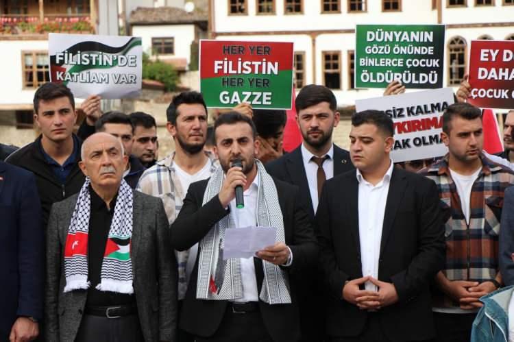 <p>AK Gençlik olarak bu vahşete ve bu katliamlara “#SayStop” demek adına geçtiğimiz Cuma günü Starbucks markasının İsrail'e verdiği desteği göz önünde bulundurarak AK Parti Gençlik Kolları mensubu 30.000'i aşkın gençle birlikte tüm il ve ilçelerimizde eş zamanlı olarak protestomuzu gerçekleştirmiş, AK Parti Gençlik Kolları olarak #SayStop demiş ve işgalci İsrail’in masum kanına doymayan alçak saldırıları son buluncaya kadar #SayStop demeye devam edeceğimizi bildirmiştik.</p>
