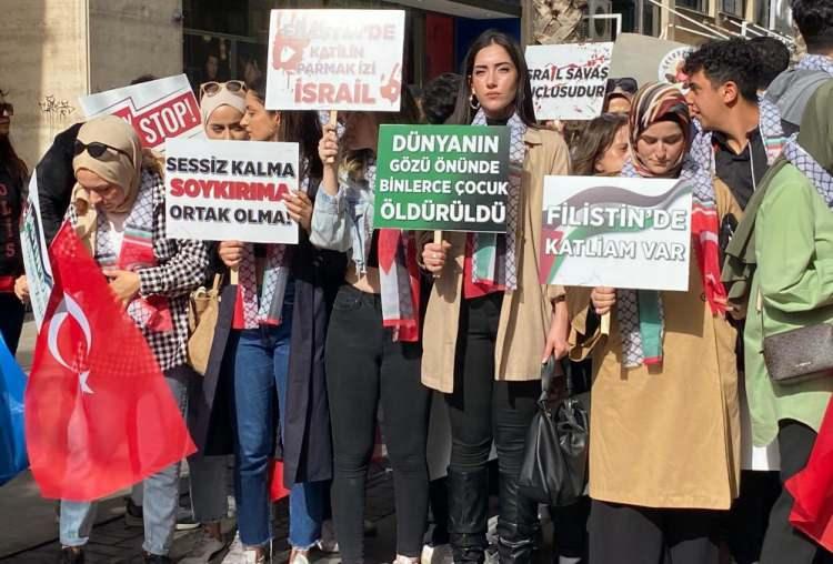 <p>Altını çizerek tekrar ifade ediyoruz;</p>
<p>Bugün Anadolu’nun her bir köşesinde milyonlarca genç Gazze’de yavrusunun cenazesini kucağına almış bir annenin yüreğindeki sızıyı en derinden hissetmekte, bu zulme katkı sunan kim varsa hesabını tutmaktadır.</p>
<p>Türkiye’nin ötesinde, bölgenin en büyük gençlik hareketi olan AK GENÇLİK olarak Daha Adil Bir Dünya diyerek yola çıkan Cumhurbaşkanımızın izinde; her zaman mazlumların savunucusu olduğumuzu, insanlık ve hukuk bilmez canilerin karşısında olacağımızı belirterek #SayStop diyerek haykırıyoruz.</p>