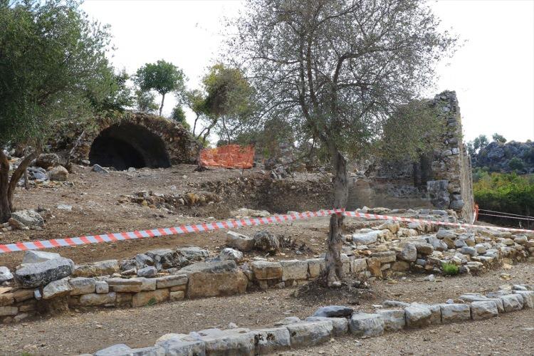 <p>"Şu an her şey toprağın altında gizli ve bize daha neler fısıldayacak bunu da önümüzdeki yıllarda yürütülecek kazılarda göreceğiz. Kaunos 1966 yılında kazılmaya başlandı. 57 yıldır kesintisiz kazı yapılıyor. En erken milattan önce 1000 yıllarına kadar iniyordu. Eldeki veriler ile özellikle Hristiyanlık döneminde Bizans'ın sonlarına kadar bir iskana tabi tutulduğunu biliyoruz. Türk dönemine kadar eldeki veriler sınırlıydı ancak son 2 yıldır elde ettiğimiz verilerde artık gönül rahatlığıyla söyleyebiliriz ki Kaunos'ta bir Türk dönemi yaşanmışlığı var."</p>

<p> </p>

<p> </p>
