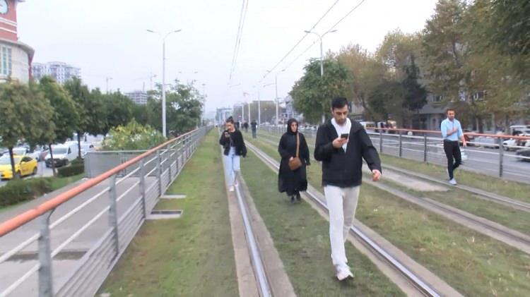 <p> Tramvay ile yolculuk yapmak isteyen yolcular ise kapalı olan istasyonlar arsında uzun süre yürümek zorunda kaldı. </p>