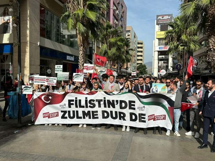 <p>Geçtiğimiz cuma günü AK Parti Gençlik Kolları mensubu 30.000'i aşkın genç, Filistin'de İsrail'in gerçekleştirdiği soykırıma ve bu soykırıma destek olan herkese "SayStop" demek üzere, İsrail destekçisi Starbucks'ın Türkiye'deki tüm şubelerinde misafir oturma alanlarında eylem gerçekleştirmişti. AK Parti Gençlik Kolları bugünde 81 ilde "SayStop" yürüyüşü ile eylemlerine devam ediyor.</p>