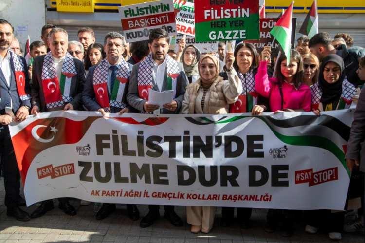 <p>Gazze’deki yaşlı, çocuk, kadın her bir sivilin su ve gıda dahil temel ihtiyaçları edinmelerini bile engelleyen zalim İsrail’in bu gaddarlıkları karşısında ne yazık ki sözde insan hakları savunucuları sus pus olmuş hatta kimileri İsrail’e destek için sıraya gelmiştir.</p>