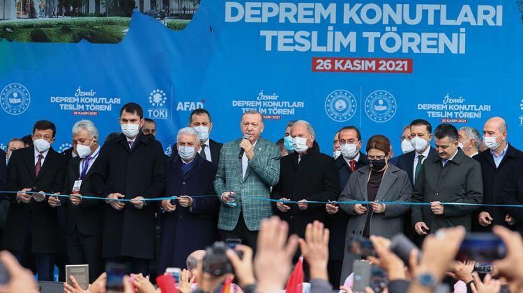 <p><strong>CUMHURBAŞKANI TESLİM ETTİ</strong></p>
<p>99 yapının yıkım işlemi yapılırken Bayraklı'daki 7 bölgeyle rezerv alanı olarak belirlenen şimdiki İzmir Şehir Hastanesi'nin bulunduğu arazide bir ay içinde yeni konutların yapımına başlandı. İlk konutlar ise depremin birinci yılında Başkan Recep Tayyip Erdoğan'ın katıldığı törenle hak sahiplerine teslim edildi. TOKİ tarafından 2 rezerv alanda inşa edilen 5 bin 52 konut ile 257 ticari alan da depremzedelere teslim edildi.</p>