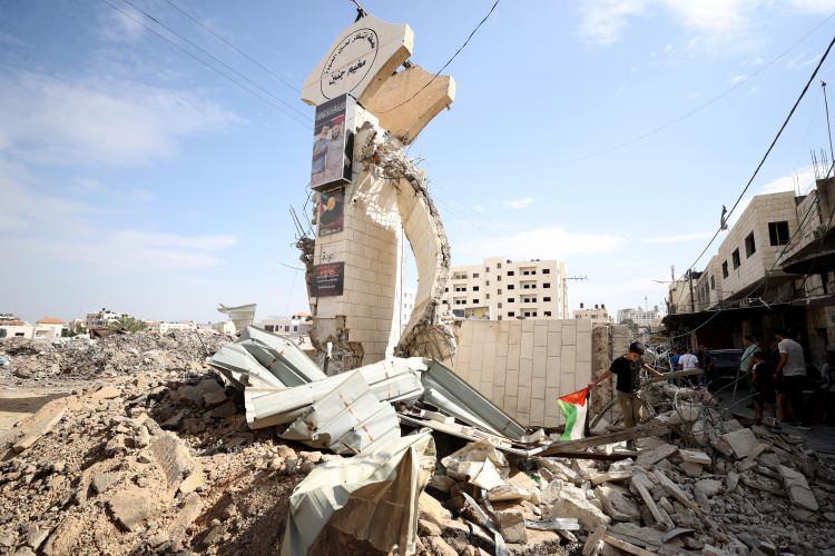 <p>Ayrıca Filistin haber ajansı WAFA, İsrail ordusuna bağlı askerlerin, Batı Şeria'nın Nablus, el-Halil ve Tubas kentlerine baskınlar düzenlediğini duyurdu.</p>