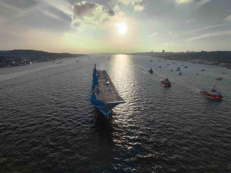 <p>Yunan basını İstanbul Boğazı'ndan geçen 100 gemiyi "güç gösterisi" başlığıyla manşete taşıdı.</p>
