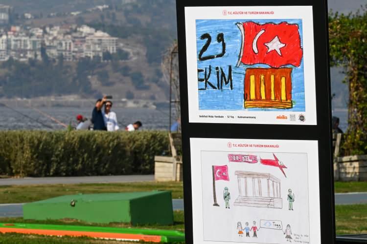 <p>Kahramanmaraş merkezli depremlerden etkilenen çocukların, Cumhuriyet'in 100. yılı dolayısıyla çizdiği resimler, İzmir'de sergileniyor.</p>
