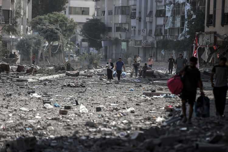 <p>İsrail'in Sderot ve Askalan kentlerinde de bulunduğunu anlatan Sejfovic, "Orada silahlanmış İsrail askerleri mevcut. Bir tepeden İsrail'in Gazze'yi sürekli nasıl bombaladığına şahit oluyorsunuz. İsrail kara operasyonu için hazırlanıyor ancak bir şeylerin planlandığı gibi gitmediği aşikar." değerlendirmesini yaptı.</p>