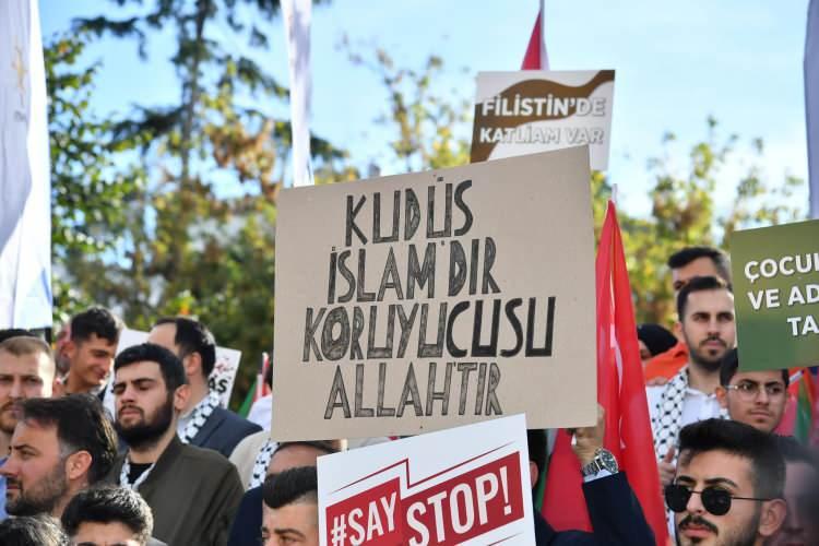 <p><strong>AK Parti Gençlik Kolları Başkanlığından şu açıklama yapıldı:</strong></p>
<p>Bugün burada Gazze’den günlerdir yükselen acı feryatlara, akan onca masum kana, dökülen göz yaşlarına seyirci kalamayan; mazlum ve masum coğrafyalar için her fırsatta hakkı ve hakikati haykıran AK PARTİ Gençlik Kolları Başkanlığı olarak #SayStop demek üzere toplanmış bulunmaktayız.</p>