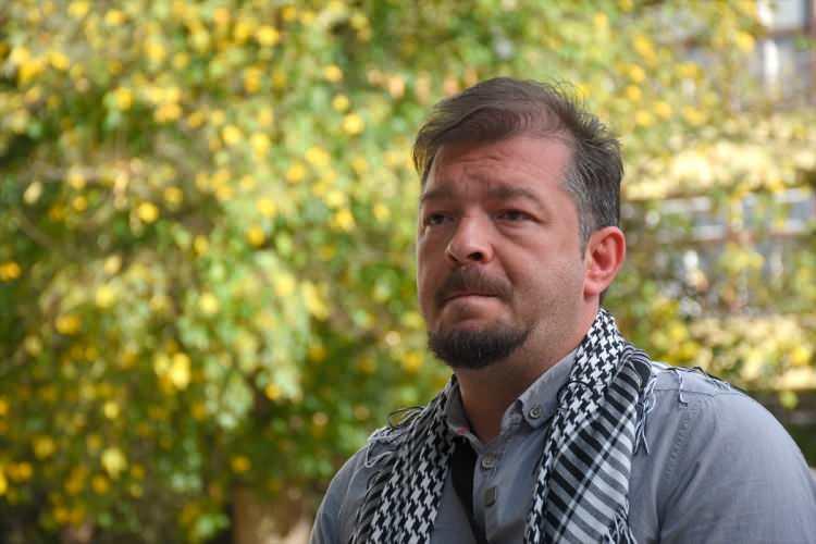 <p>İsrailli yerlilerin medyaya karşı son derece olumsuz davranış sergilediğini söyleyen Sejfovic, hepsinin silahlı olduğunu belirtti.</p>
<p>Semir Sejfovic, Gazze'deki insanların insani yardım olmadan susuz, elektriksiz ve açlık içerisinde kapalı kaldığını vurgulayarak "Oradaki insanların Batı ülkeleri ve medyasının büyük desteğini alan silahlı güce karşı yapabilecekleri bir şeyleri yok. İsrail'in Gazze'deki saldırıları en büyük savaşlardan biri. Hayatını kaybeden masum insanların yanında buradaki en büyük kurban 'gazetecilik ve gerçeklik'." dedi</p>