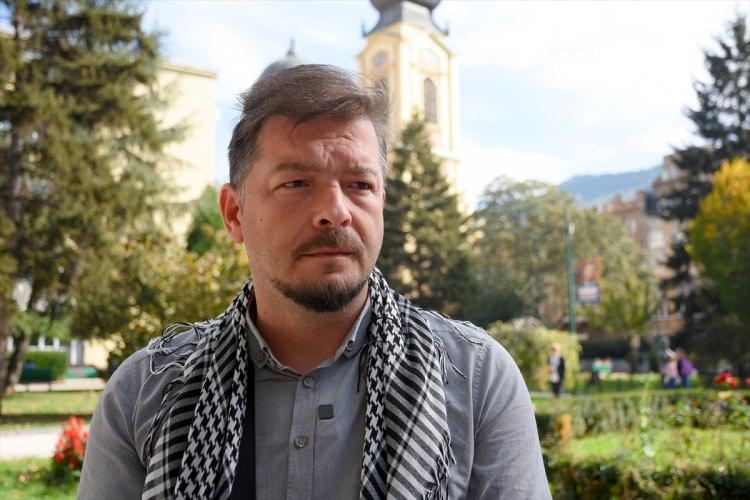 <p>Filistin ve İsrail çatışmasında büyük şaşkınlık yaşadığını ifade eden Sejfovic, sözlerini şöyle bitirdi:</p>

<p>"Filistin halkına kimse yardım edemiyor. Savaş suçlularına ilişkin kanıtlar da var. Filistinlilere yapılanlar bu zamana kadar Avrupa'dan Latin Amerika'ya, Orta Doğu'dan Ukrayna'da tanık olduğum en insanlık dışı durum. Bir dönem Ukrayna'da gerçek, ölenlerin uluslararası medya tarafından bir sayıya dönüştürülmesiydi. Filistin ise insanlığın öldüğü yer."</p>
