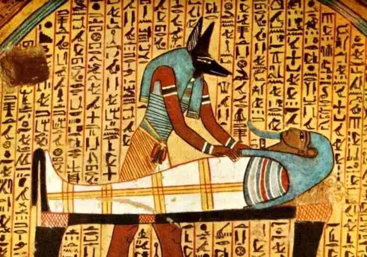 <p><span style="color:#000000"><strong>Tüm bu sebeplerin yanı sıra en ilginç olan sebep ise "mumyalama" oluyor. Bir yakını öldüğü zaman işe gidemeyen Mısırlılar yakınını mumyalama görevine katılıyor. </strong></span></p>
