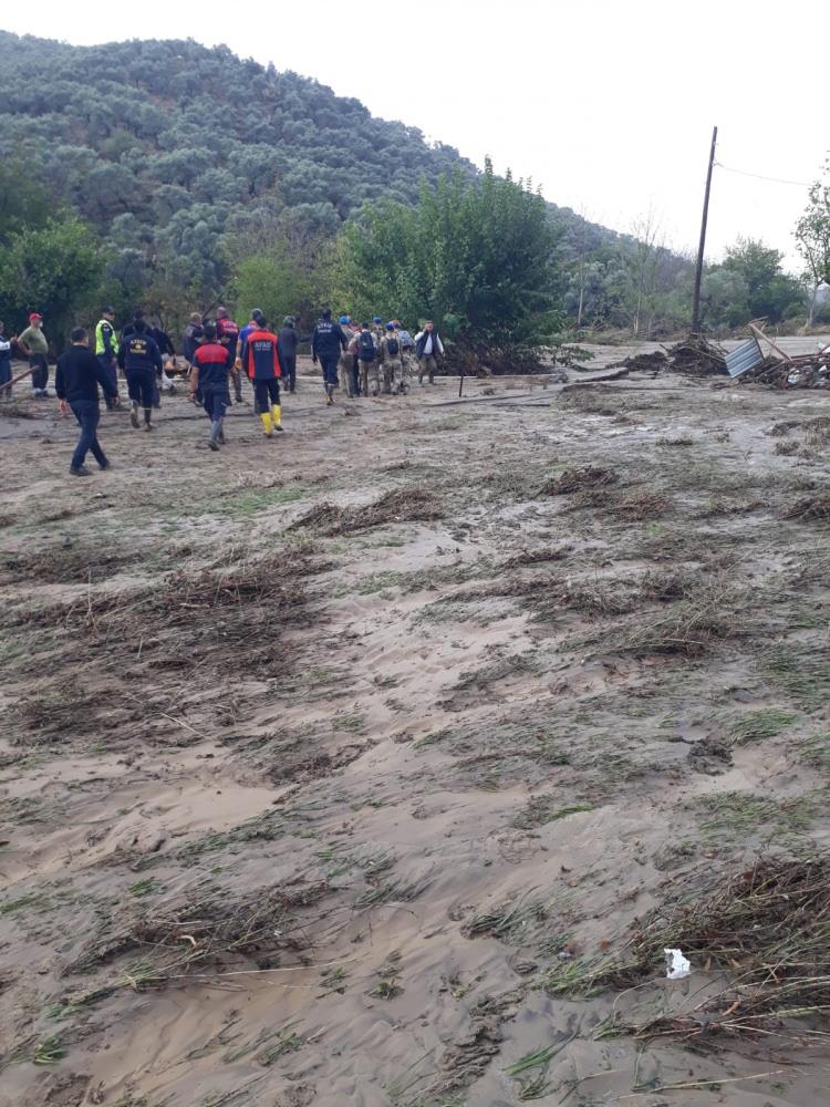 <p>Öte yandan AFAD'dan yapılan açıklamada da aşırı yağışlar sonucu 7 vatandaşın mahsur kaldığı, 68 evin su baskınından etkilendiği bilgisine yer verildi.</p>