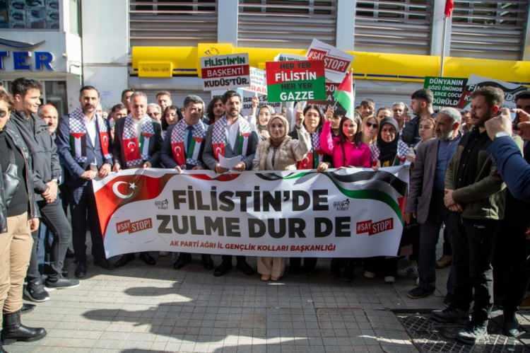 <p>Saldırılarının ilk anından itibaren Cumhurbaşkanımız Sayın Recep Tayyip Erdoğan tarafından kendilerine itidal çağrısında bulunulan, sükûnete ve bu zalimliği sona erdirmeye çağrılan; bunun dışında aranan her yolun ve hevesin peşinde koşulmasının sadece daha fazla yıkıma, daha fazla gözyaşına ve daha fazla can kaybına sebep olacağı kendisine hatırlatılan İsrail, ne yazık ki tüm bu çağrılara daha fazla masum kanı dökerek yanıt vermiştir.</p>
