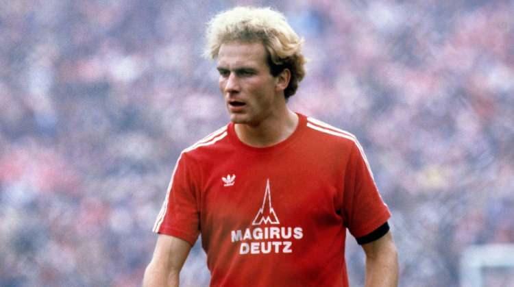 <p>7- Karl Heinz Rummenigge - 2 kez<br />
<br />
* Alman futbolcu Karl-Heinz Rummenigge, 1980 ve 1981 yıllarında Ballon d'Or ödülünü kazandı.<br />
<br />
Rummenigge özellikle Bayern Münih'te ortaya koyduğu futbolla bir neslin sevgilisi olmuştu.</p>