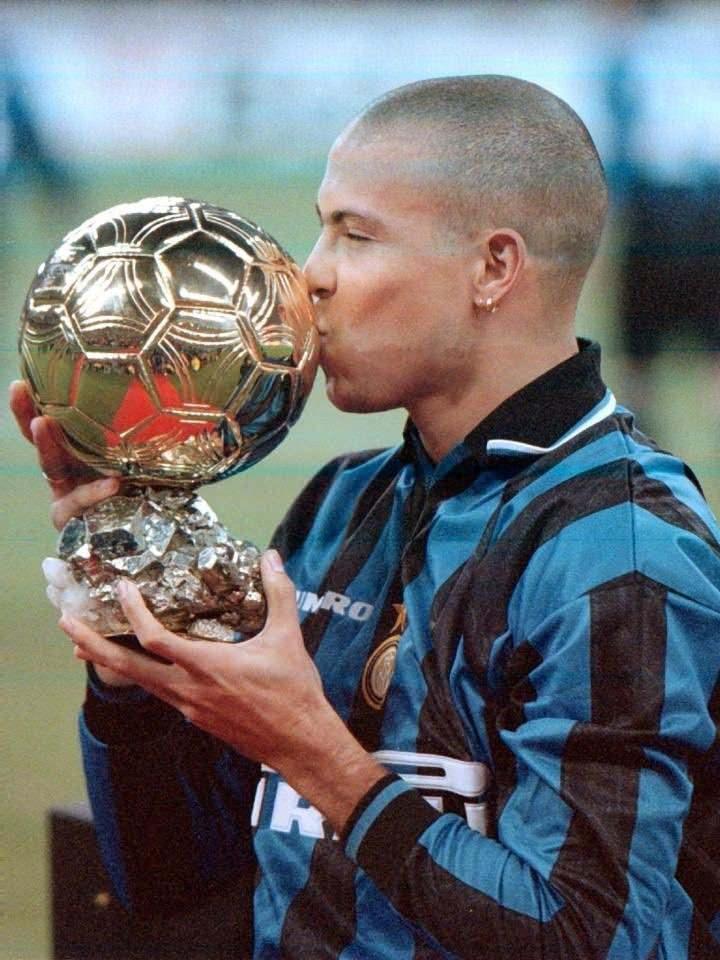 <p>6 - Ronaldo Nazario - 2 kez<br />
<br />
* Santrafor denince akla gelen ilk isimlerden olan efsane isim kariyerinde çok büyük başarılar elde etti.<br />
<br />
Safkan golcünün tanımı olan fenomen Ronaldo, Ballon d’Or ödülünü 1997 ve 2002 yıllarında kazandı.</p>