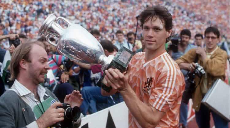 <p>3- Marco Van Basten - 3 kez<br />
<br />
* Hollandalı golcü Marco van Basten, 1988, 1989 ve 1992 yıllarında Ballon d'Or'ı kazandı.<br />
<br />
Van Basten, özellikle Milan'da gösterdiği performansla hafızalarda kaldı.<br />
</p>