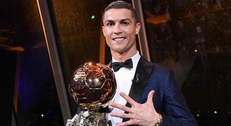 <p>2- Cristiano Ronaldo - 5 kez<br />
<br />
2- Cristiano Ronaldo, Ballon d'Or ödülünü 5 kez kazandı.<br />
<br />
* 2008, 2013, 2014, 2016 ve 2017 yıllarında bu prestijli ödülü kazanan Ronaldo, kariyeri boyunca dikkat çekici istatistiklere ulaştı, rekorlar kırmaya da devam ediyor.</p>