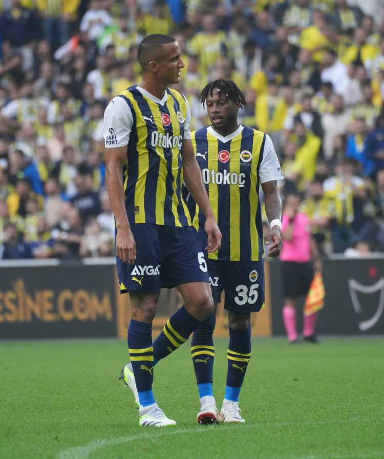 <p>Fenerbahçe'de tendonu kopan Becao en az 2.5 ay, kasığında yırtık tespit edilen Fred ise en az 2 hafta sahalardan uzak kalacak. Brezilyalı yıldızlar kritik maçlarda takımın yanında olamayacaklar.</p>
