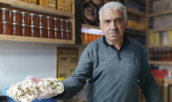 <p>Peynirciler Çarşısı esnaflarından Rüstem Apaydın, Van otlu peynirinin ilkbahar aylarında yaklaşık 2 bin rakımlı dağlarında toplanan sirmo, mendi ve heliz gibi otların karıştırılmasıyla elde edildiğini belirtti. Yaz aylarında küplere konularak toprağa gömülen peynirin, kış aylarından çıkarılarak tüketildiğini ifade eden esnaf Apaydın,<em><strong> “Van otlu peyniri; kışın küp, yaz aylarında ise salamura ve taze peynir şekliyle tüketiliyor. Taze ve salamura peynirin tüketim sezonu kapandı. Havaların soğumasıyla topraktan küpler halinde çıkarılan peynirlerle sezona devam ediyoruz. Küp peynirin aroması çok güzeldir. Bu peynir yüzde yüz koyun sütünden yapılmaktadır. Özellikle içindeki sirmo bitkisi sarımsak aromasına sahiptir”</strong></em> dedi.</p>
