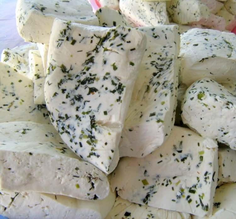 <p>Eşsiz kokusu ve aroması ile kahvaltı sofralarının sevilen lezzetlerinden olan otlu peynir, Van’ın Erciş ve Gevaş bölgelerinde genel olarak koyun ya da inek sütünden üretilmektedir. Van otlu peyniri içerisinde yabani nane, sirmo, çünk, çöven, dereotu ve kekik gibi birçok ot bulunmaktadır. Otlu peynirler, kuru ve salamuralı olmak üzere iki şekilde üretilmektedir ve sıklıkla kuru olanı tercih edilmektedir. Otlu peynir, üretiminde kullanılan lezzetli ve şifalı bitkiler sayesinde oldukça besleyici ve sağlıklı bir süt ürünüdür.</p>