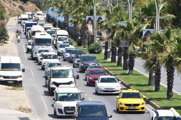 <p>İlçenin yaklaşık 190 bin olan yerleşik nüfusunun iki hatta üç katına çıkmasıyla bazı bölgelerde yaşanan su kesintileri nedeniyle vatandaşlar mağdur oluyor.</p>
