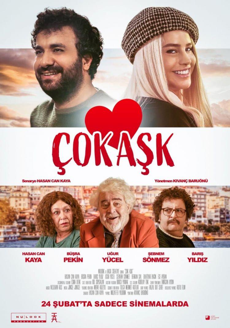 <p><strong>Çok Aşk:</strong></p>
<p>Bir yandan hayallerini gerçekleştirmeye çalışırken bir yandan da hayatının aşkının kalbini kazanmaya çalışan bir adamın hikayesini konu ediyor. Coşkun, en büyük hayali komedyen olup film yapmak olan genç bir adamdır. Abisi İrfan ile korsan film satarak geçimini sağlayan Coşkun’un yaşamı, hayatının aşkı olan Ayla ile karşılaşmasıyla bambaşka bir hal alır. Senaryo yazıp, en büyük tutkusu olan sinema ile ilgili hayallerini gerçekleştirmeye çalışan Coşkun aynı zamanda Ayla’nın da gönlünü kazanmaya çalışır.</p>