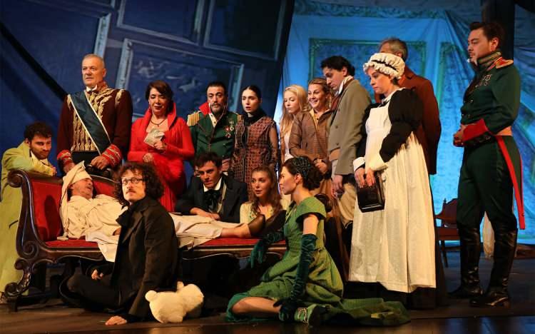 <p><strong>Savaş ve Barış:</strong></p>

<p>1805 ve 1820 arasında geçen, tarihsel bir anlatı özelliği de taşıyan oyun, Napolyon’un 1812’de Rusya’yı işgalinin hemen öncesinde hayatları tümüyle değişen Rus aristokrasisini konu ediniyor.  Oyun, 1-4 Kasım, 22-25 Kasım 2023 tarihleri arasında Harbiye Muhsin Ertuğrul Sahnesi’nde sahnelenecek.</p>
