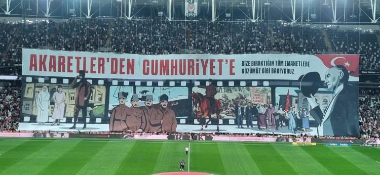 <p>Öte yandan Beşiktaş tribünleri Cumhuriyet'in 100. Yılına özel koreografi hazırladı. </p>
