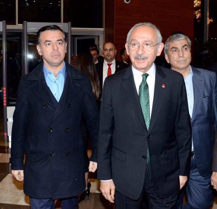 <p>Gazeteci Barış Yarkadaş da bu gecenin kaybedenleri arasında. Özellikle kurultay sürecinde gerçek olmayan "Kılıçdaroğlu destek" bildirilerini yaymakta gösterdiği üstün çaba ile Kılıçdaroğlu'na desteğini sunan Yarkadaş "Değişimcilerin hazırladığı tabloya göre İstanbul'a sıfır oy vermiş olmalarına rağmen değişimcilerin listesinde Kılıçdaroğlu, 750'nin üzerinde oy alıyor. Bu Kılıçdaroğlu'nun seçimi kazandığını gösteriyor. Kılıçdaroğlu'na İstanbul'da 70 oyun çıkacağı kesinleşti. Değişimcilerin elinde 450 imza var. Almaya çalıştıkları oyun sayısı 600. Bu da seçimi kazanamayacaklarını gösteriyor" demişti.</p>

<p>Yarkadaş "Özgür Özel seçimi kazanırsa ben mesleği bırakırım" ifadesini de kullanmıştı.</p>
