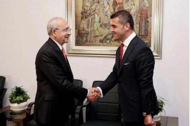 <p>Sarıgül ailesinde sadece Mustafa Sarıgül değil oğlu Emir Sarıgül de Kılıçdaroğlu'nun büyük destekçisiydi. Öyle ki Kılıçdaroğlu salona girerken yanında Emir Sarıgül yer aldı.</p>
