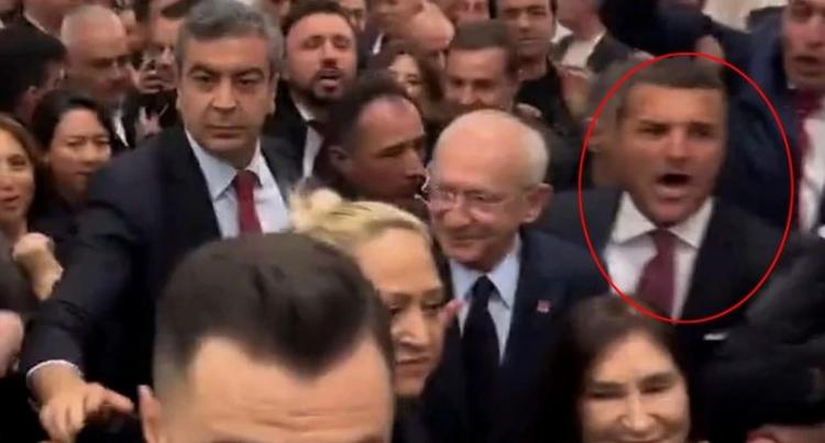 <p>Belediye başkanlığı adayı olacağı konuşulan Emir Sarıgül'ün,  Kılıçdaroğlu ile salona girerken "Halkın umudu Kılıçdaroğlu" sloganını tüm gücüyle haykırması da bu iddiaları güçlendirdi. </p>
