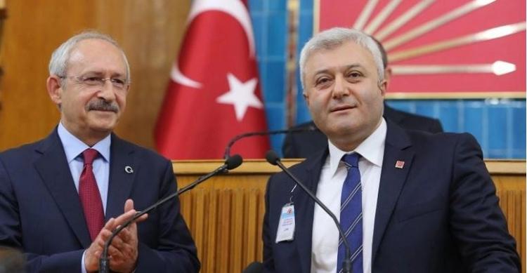<p>FETÖ skandalları ile gündemden düşmeyen Tuncay Özkan da sıkı bir Kılıçdaroğlu fanı. Seçimlerden sonra Kılıçdaroğlu’nun başdanışmanlarından biri olan Tuncay Özkan’ın görevden alınacağına dair haberler çıkmıştı. Özkan bu haberleri yalanlamış ancak yeni MYK’nın açıklanmasının ardından odasını boşalttığı görülmüştü.</p>

<p> </p>

<p>Yoğun desteklerin ardından Özkan daha sonra partiye Kemal Kılıçdaroğlu'nun kişisel medya planlaması ve çalışmalarını yürütmesi için geri dönmüştü.</p>

<p> </p>
