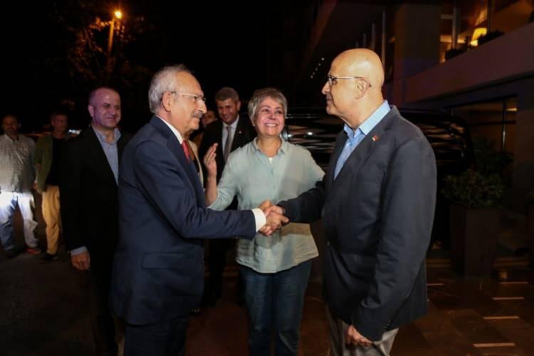 <p>CHP Milletvekili Enis Berberoğlu da Kılıçdaroğlu'nun adaylık sürecinde büyük katkı sağlayan isimlerden biri. Hatta Kılıçdaroğlu'nun adaylığı ile ilgili organizasyonun Enis Berberoğlu ve beraberindeki 2 isimle birlikte gerçekleştiği bile iddialar arasında. </p>

<p> </p>
