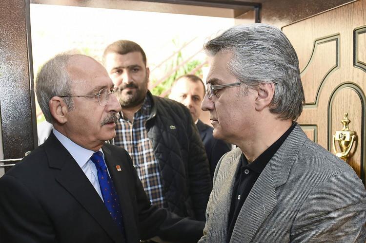 <p>CHP Genel Başkanı Yardımcısı Bülent Kuşoğlu da kurultayın son dakikasına kadar Kılıçdaroğlu desteğinden vazgeçmeyenler arasında. Daha önce Genel Başkan Kemal Kılıçdaroğlu’nu kurultayda yeniden aday göstereceklerini söyleyen Kuşoğlu, CHP Grup Başkanı Özgür Özel ve İstanbul Büyükşehir Belediye Başkanı Ekrem İmamoğlu’nun "değişim" ve "adaylık" konularındaki açıklamalarıyla ilgili olarak ise “Grup başkanımız da o mevkide otururken, ya da Ekrem Bey Büyükşehir Belediye Başkanı'yken, Genel Başkan'a karşı daha dikkatli olmalılar” diye konuşmuştu.</p>
