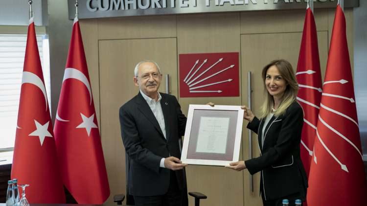 <p>CHP Kadın Kolları Genel Başkanı Aylin Nazlıaka da CHP'deki değişimcilere karşı Kılıçdaroğlu'nun yanında olan isimlerden. Nazlıaka son olarak birkaç gün önce yaptığı açıklama ile CHP 38. Olağan Kurultayı Divan Başkanlığı’na sunulmak üzere CHP Genel Başkanlığı’na, mevcut Genel Başkan Kemal Kılıçdaroğlu’nu önerdiklerine dair ilişkin imza vermişti.</p>
