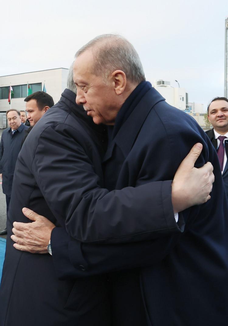 <p>Cumhurbaşkanı Erdoğan daha sonra Kazakistanlı mevkidaşı Kasım Cömert Tokayev'in zirvede yer alan liderler onuruna Ak Orda Cumhurbaşkanlığı Sarayı’nda verdiği yemeğe katıldı.</p>
