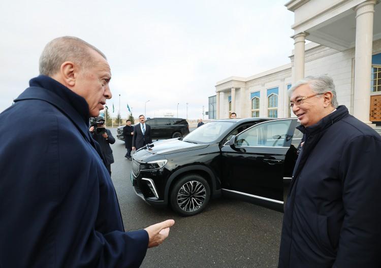 <p>Erdoğan zirvenin ardından ev sahibi Tokayev'e Türkiye'nin yerli otomobili TOGG hediye etti. </p>
