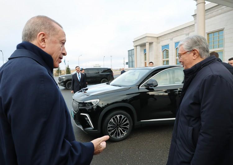 <p>Astana'daki temaslarını tamamlayan Erdoğan, Tokayev tarafından uğurlanarak Türkiye'ye hareket etti.</p>