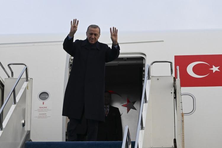 <p><strong>TÜRKİYE'YE HAREKET ETTİ</strong></p>
<p> </p>
<p>Özel uçak "TC-TUR" ile Astana'dan Türkiye'ye hareket eden Cumhurbaşkanı Erdoğan'ı, Kazakistan Cumhurbaşkanı Tokayev ve diğer yetkililer uğurladı.</p>