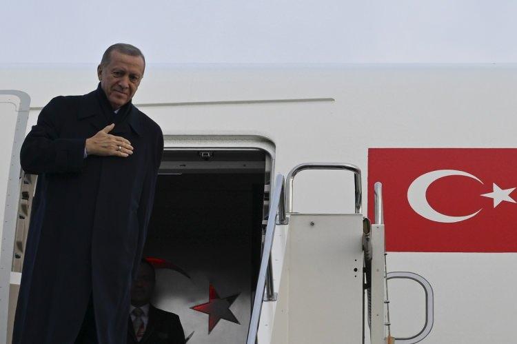 <p>Cumhurbaşkanı Erdoğan ile Dışişleri Bakanı Hakan Fidan, Enerji ve Tabii Kaynaklar Bakanı Alparslan Bayraktar, Ticaret Bakanı Ömer Bolat, Ulaştırma ve Altyapı Bakanı Abdulkadir Uraloğlu, Türk Devletleri Teşkilatı Aksakallar Konseyi Başkanı Binali Yıldırım, MİT Başkanı İbrahim Kalın, Cumhurbaşkanlığı İletişim Başkanı Fahrettin Altun da Kazakistan'dan ayrıldı.</p>