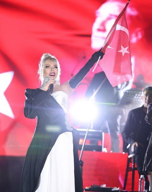<p><span style="color:#B22222"><strong>AJDA PEKKAN</strong></span></p>

<p>Ajda Pekkan, Cumhuriyetin 100. yılı kapsamında İzmir Menemen Belediyesi tarafından düzenlenen etkinlikte Türk bayrağıyla sahneye çıktı. Konserde Pekkan, hareketli şarkılarıyla müzikseverleri coşturdu.</p>

<p>Katılımcıların bu heyecanına kayıtsız kalmayan Ajda Pekkan, sahnede dans da etti. Ayrıca Pekkan, sahnede sevenlerine etkileyici bir konuşma yaparak, “Bu gece, bu kutlamayı Cumhuriyet’ ve Mustafa Kemal’e borçluyuz” dedi.</p>
