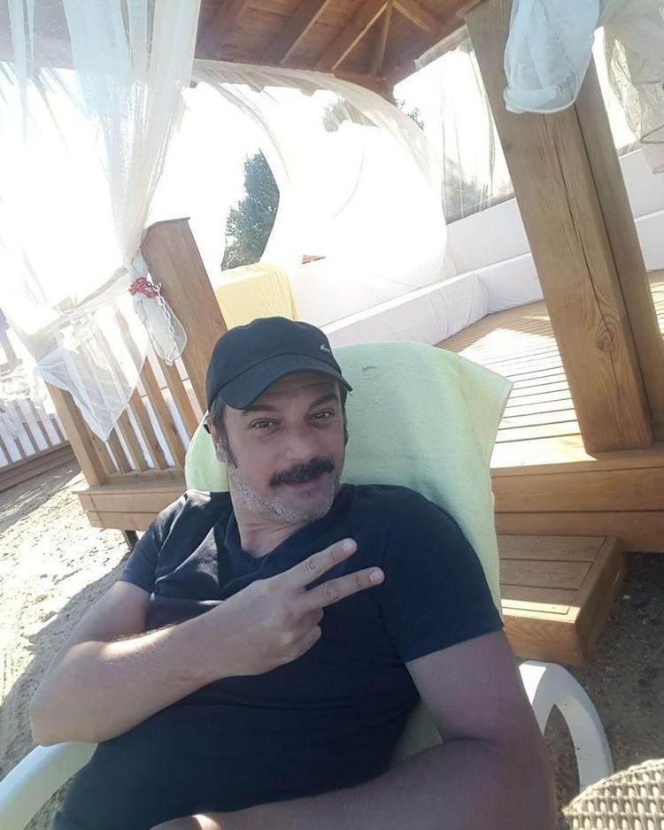 <p>"İzleyiciler sağ olsunlar, günler öncesinden biletleri tükettiler. Ben de çok heyecanlıyım" diyerek, tiyatro oyunu için yaşadığı heyecanı dile getirdi.</p>