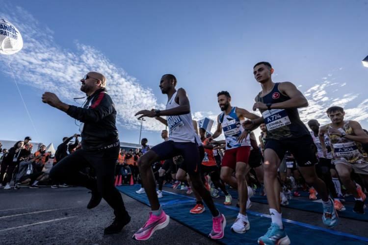 <p>İstanbul Büyükşehir Belediyesi Spor Kulübü Bisiklet Takımı'nın öncü çıkışıyla başlayan 45. İstanbul Maratonu'nda 2019 yılının galibi ve parkur rekorunun sahibi Daniel Kibet, 2020'nin şampiyonu Benard Sang ve geçen yılın birincisi Robert Kipkemboi de şampiyonluk için mücadele ediyor.</p>
